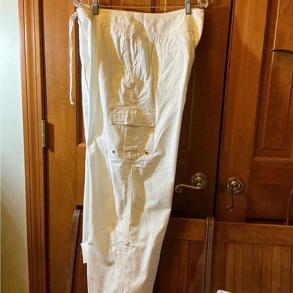 Jones New York white Cargo capris Pants